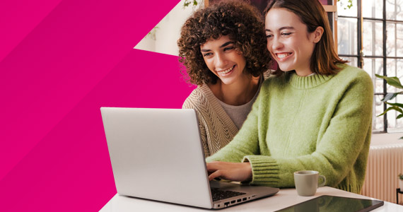 Zwei junge Frauen mit Laptop Zwei junge Frauen mit Laptop