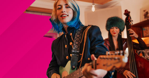 Junge Frau spielt Gitarre Junge Frau spielt Gitarre